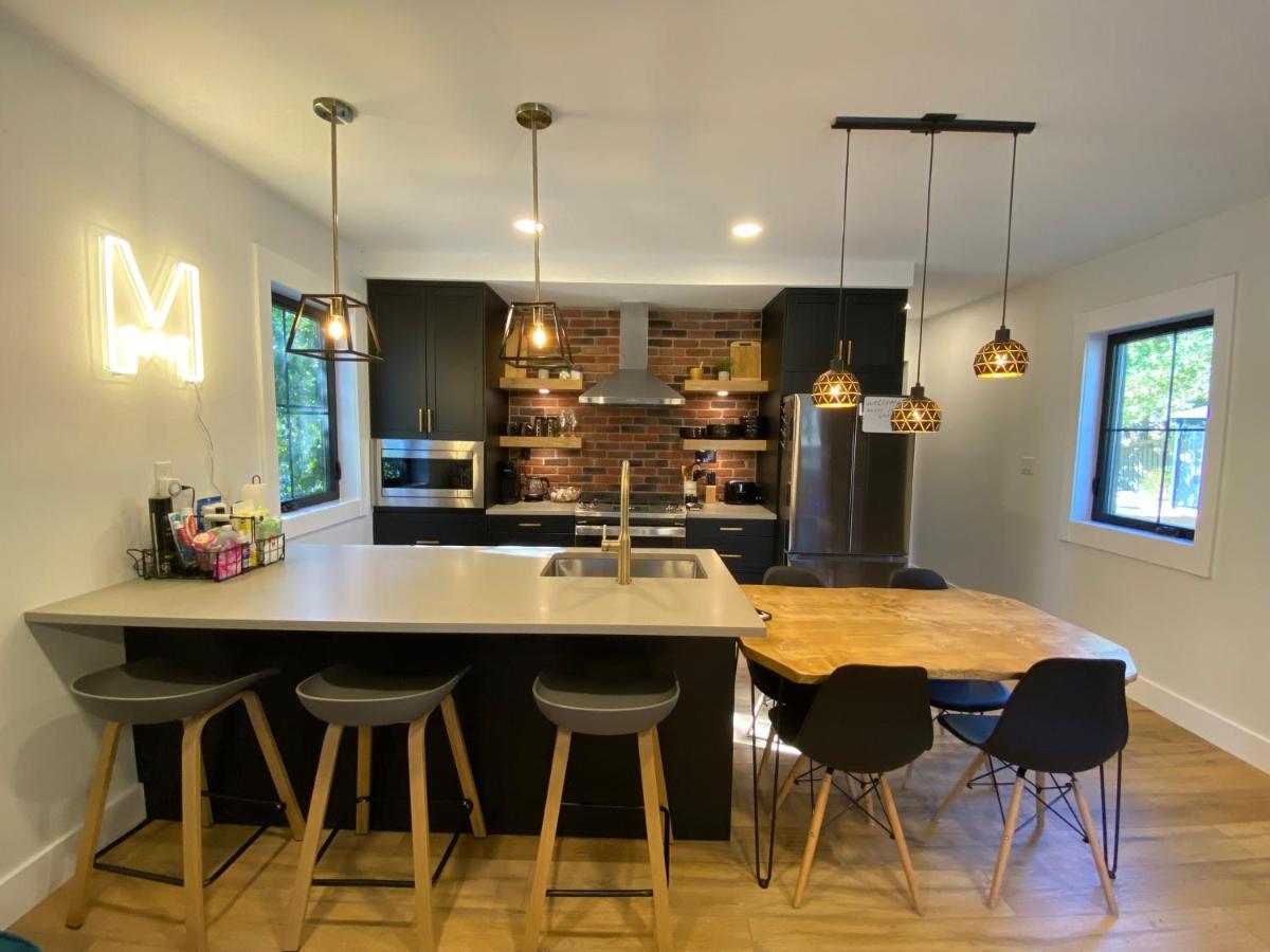Stylish Downtown Kingsville Getaway With Putting Green, Firepit & Games Экстерьер фото