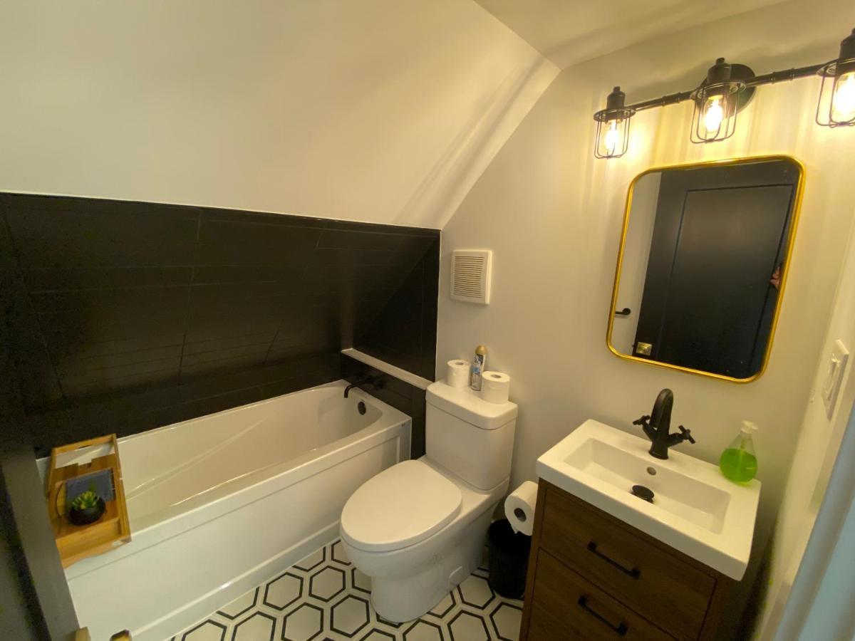 Stylish Downtown Kingsville Getaway With Putting Green, Firepit & Games Экстерьер фото