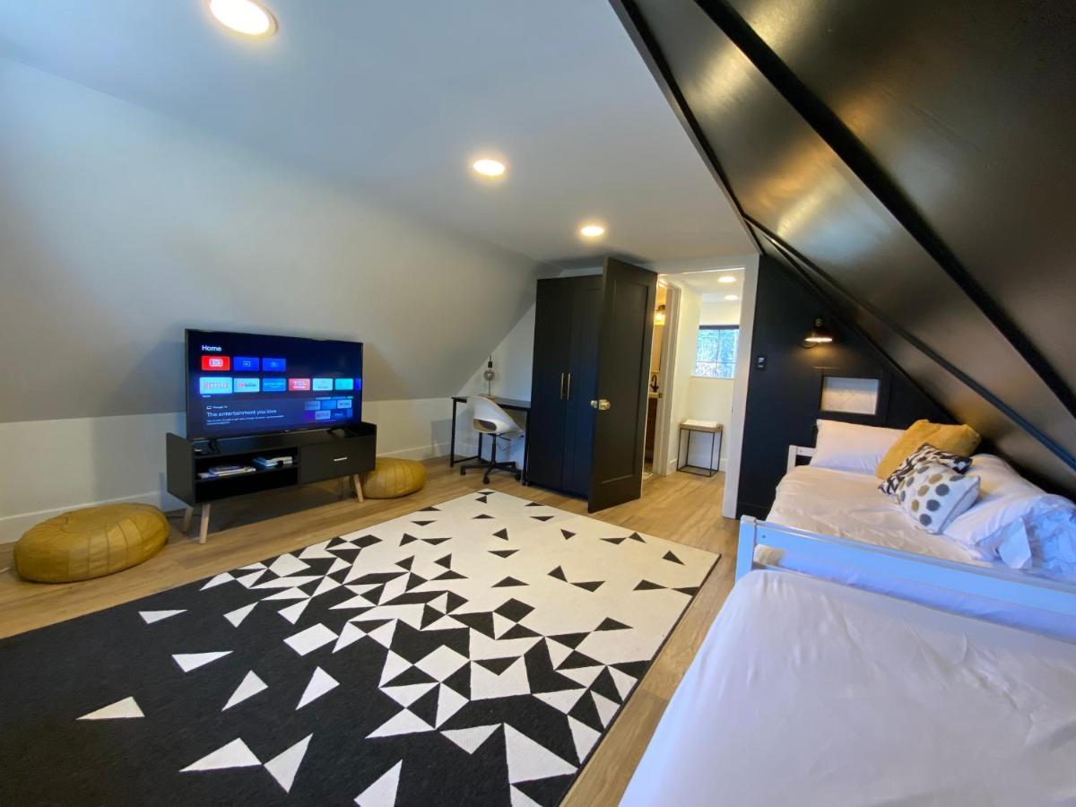 Stylish Downtown Kingsville Getaway With Putting Green, Firepit & Games Экстерьер фото